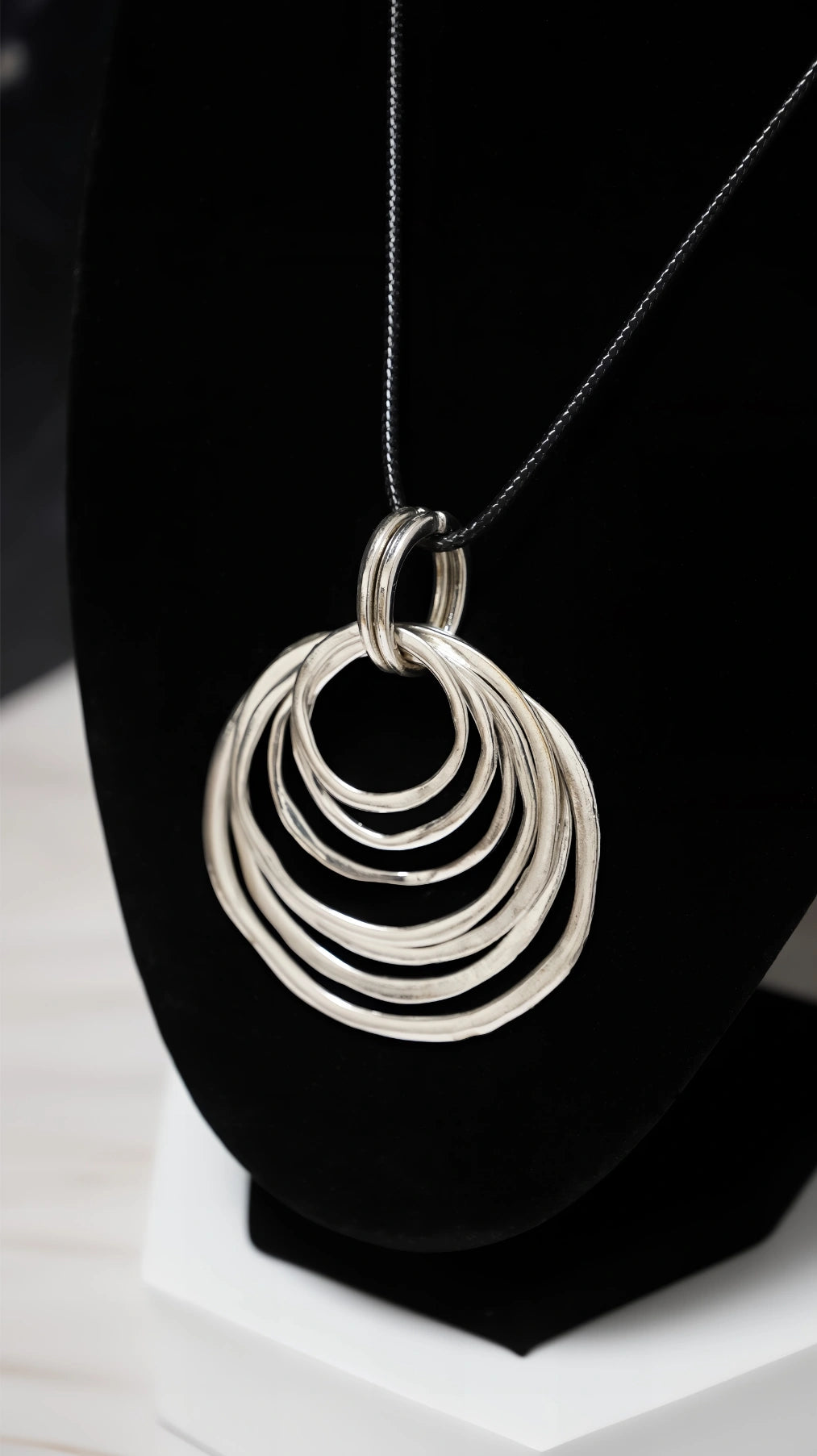 COLLANA GEOMETRICA CON PENDENTE E CERCHI MULTIPLI