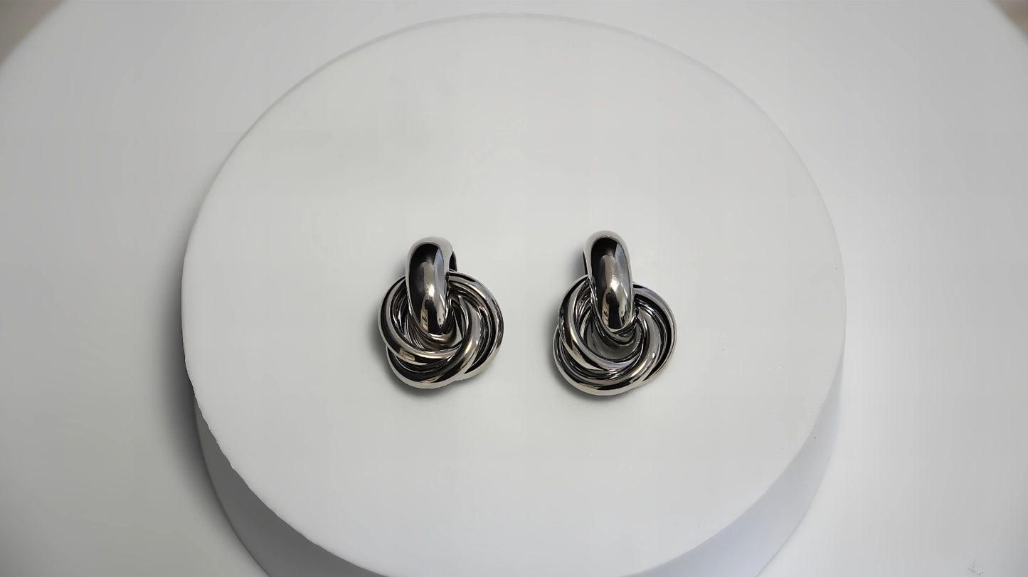 ORECCHINI A CERCHIO SINGOLO CON MOTIVO A NODO