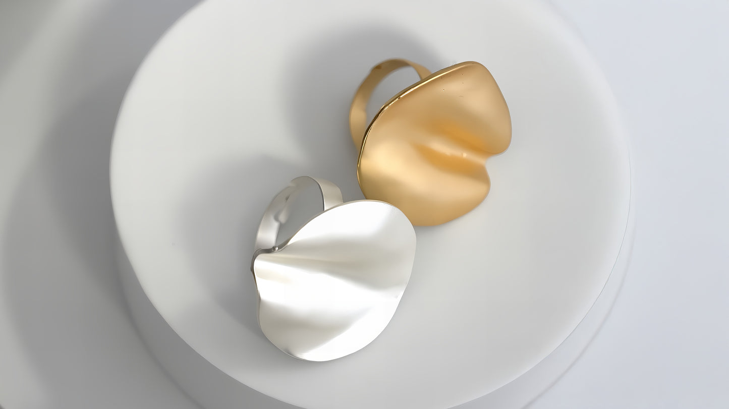 ANELLO A PETALO MARTELLATO