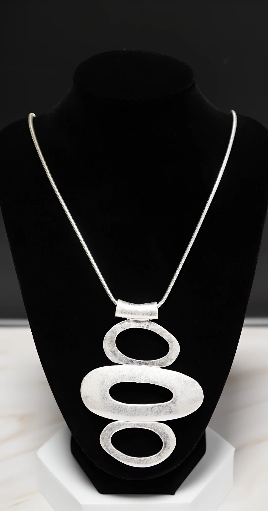 COLLANA GEOMETRICA LUNGA CON PENDENTI OVALI A CASCATA