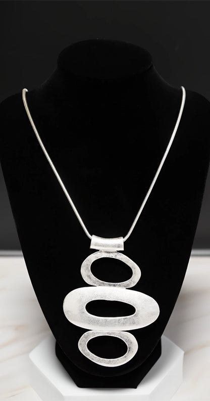 COLLANA GEOMETRICA LUNGA CON PENDENTI OVALI A CASCATA