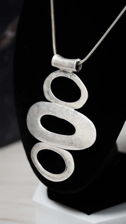 COLLANA GEOMETRICA LUNGA CON PENDENTI OVALI A CASCATA