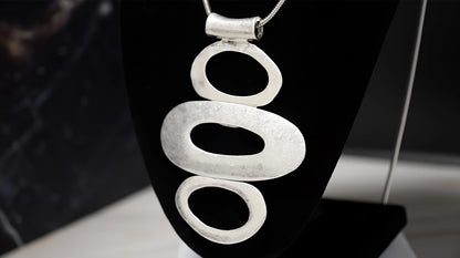 COLLANA GEOMETRICA LUNGA CON PENDENTI OVALI A CASCATA