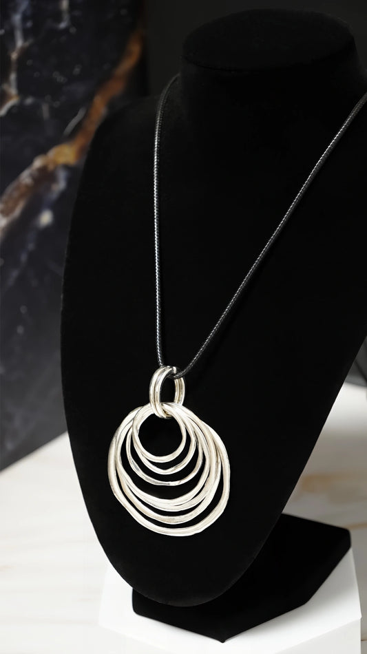 Collana geometrica con pendente a cerchi multipli concentrici e irregolari