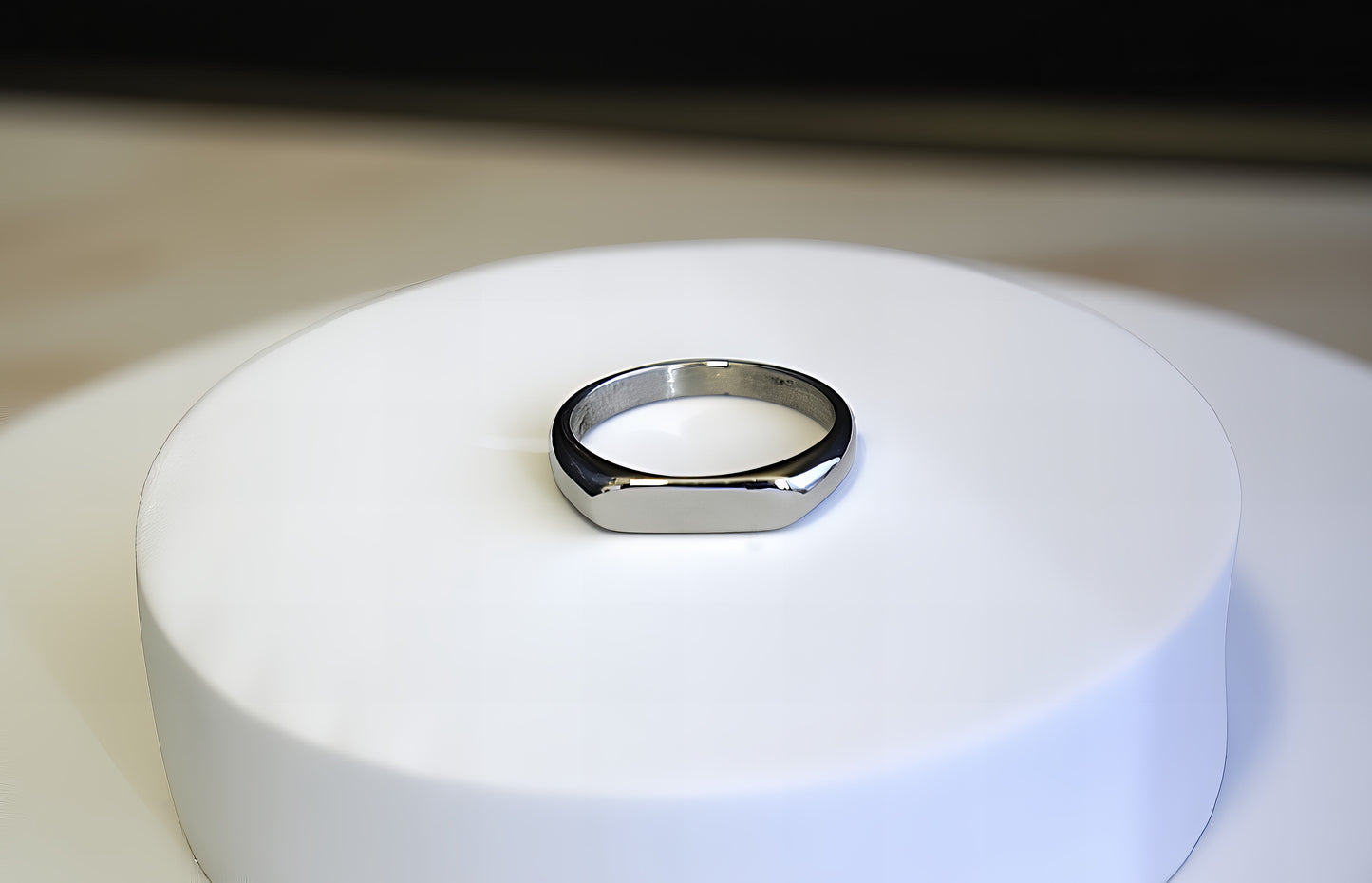 ANELLO GEOMETRICO A FEDE CON SIGILLO PERSONALIZZABILE