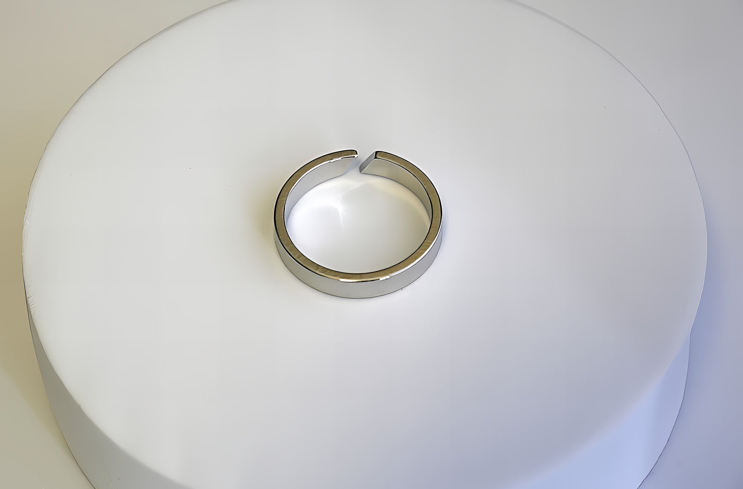 ANELLO GEOMETRICO A FASCIA APERTA PERSONALIZZABILE
