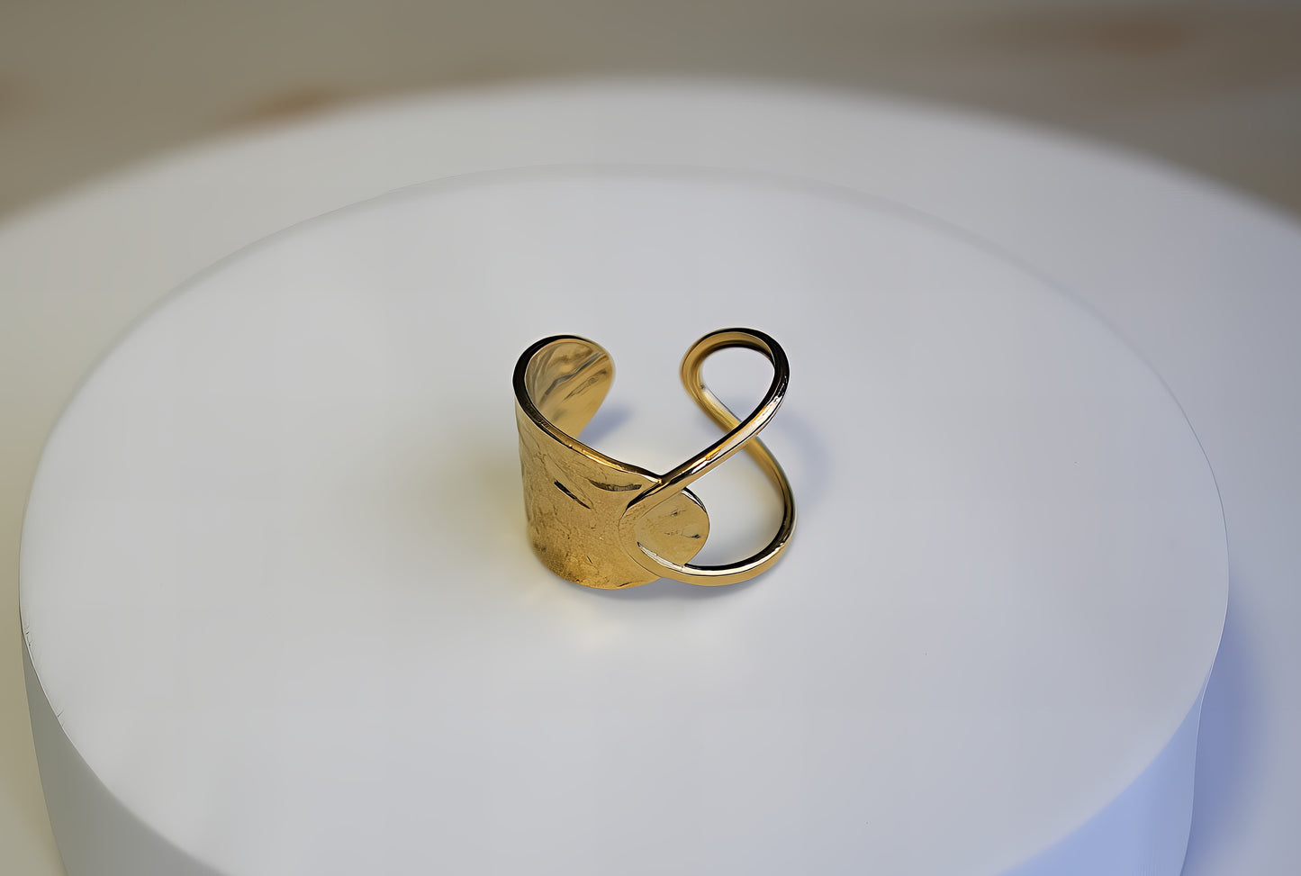 ANELLO A MEZZA FASCIA ASIMMETRICA