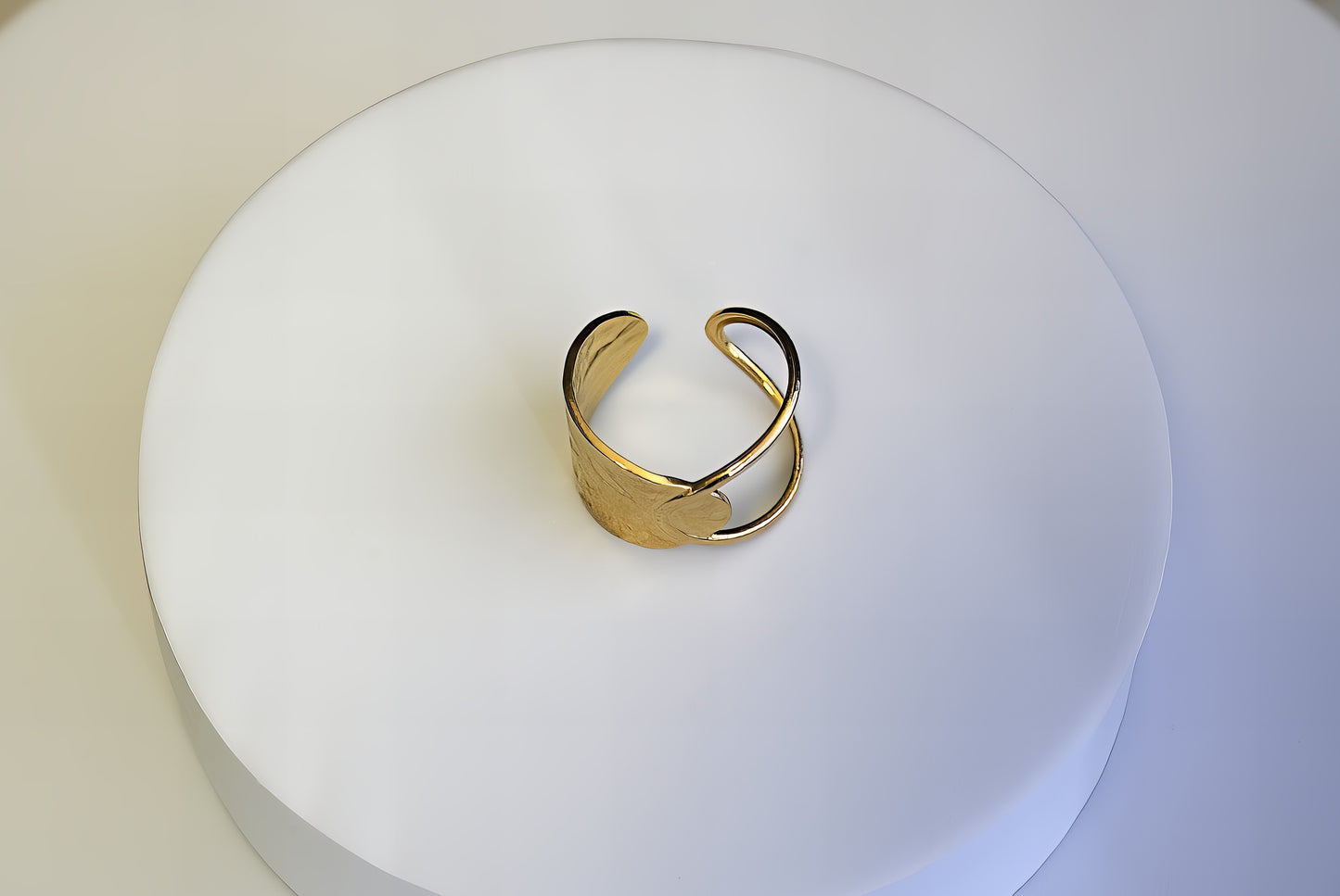ANELLO A MEZZA FASCIA ASIMMETRICA
