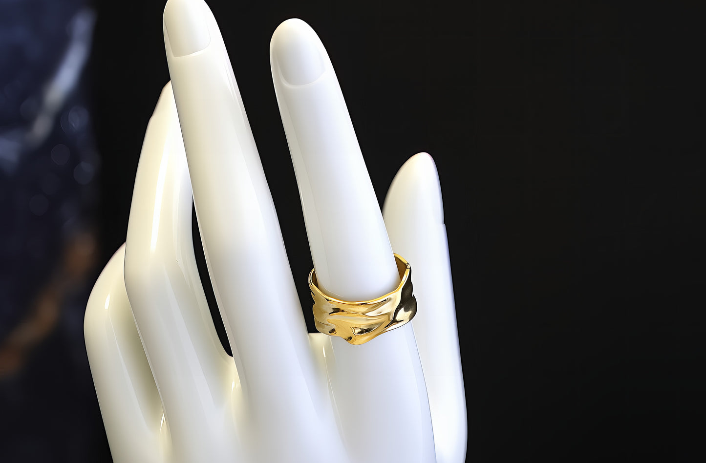 ANELLO GEOMETRICO A FASCIA MARTELLATA