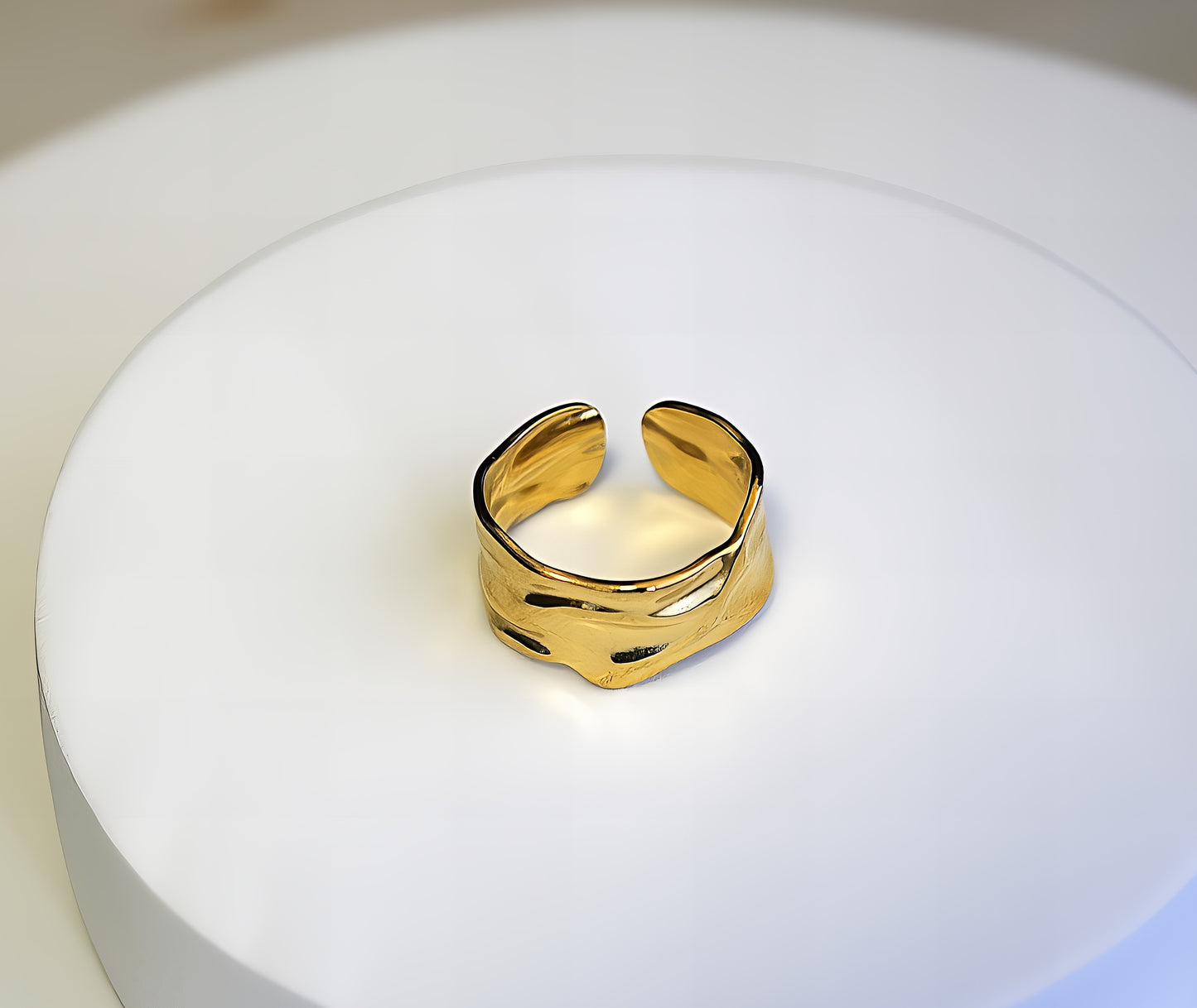 ANELLO GEOMETRICO A FASCIA MARTELLATA