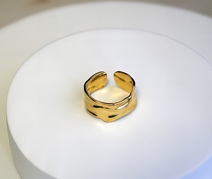 ANELLO GEOMETRICO A FASCIA MARTELLATA