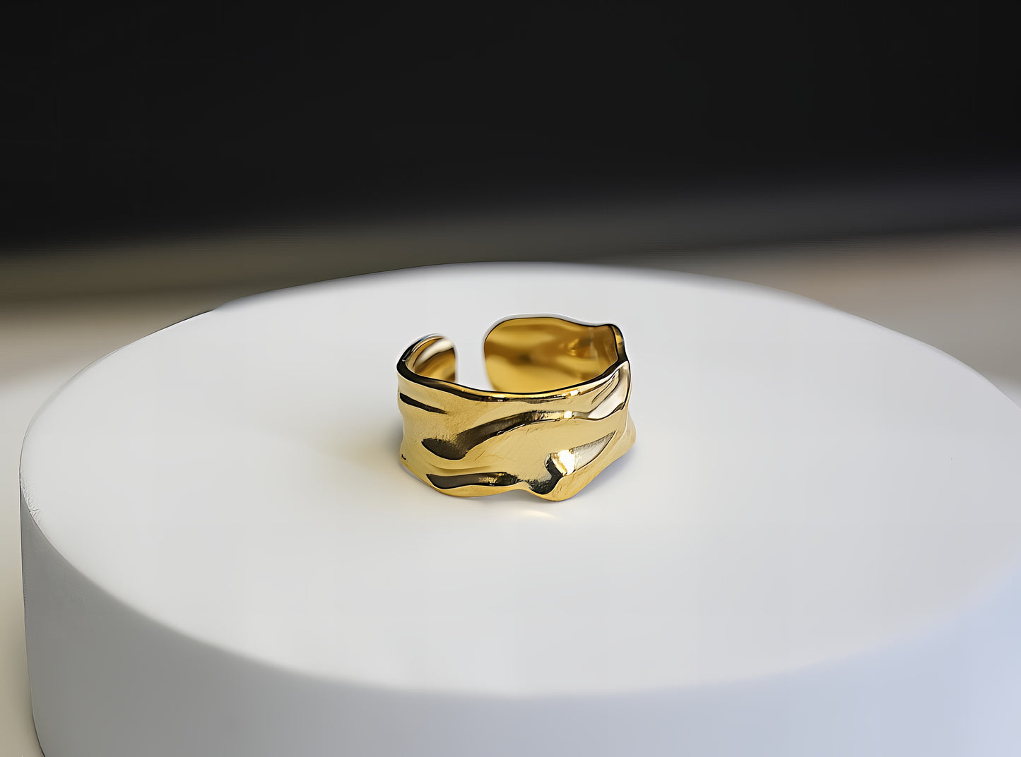 ANELLO GEOMETRICO A FASCIA MARTELLATA