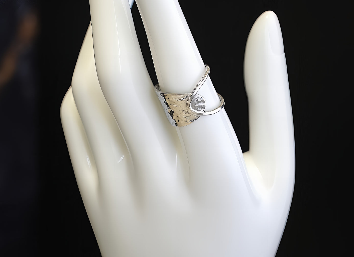 ANELLO A MEZZA FASCIA ASIMMETRICA