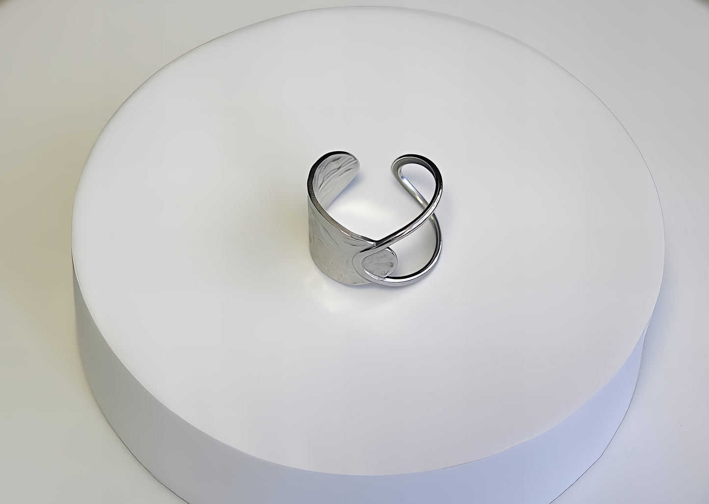 ANELLO A MEZZA FASCIA ASIMMETRICA