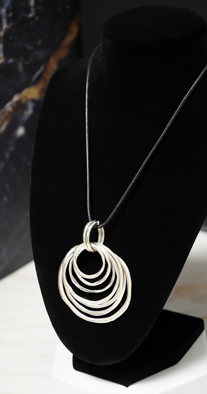 COLLANA GEOMETRICA CON PENDENTE E CERCHI MULTIPLI