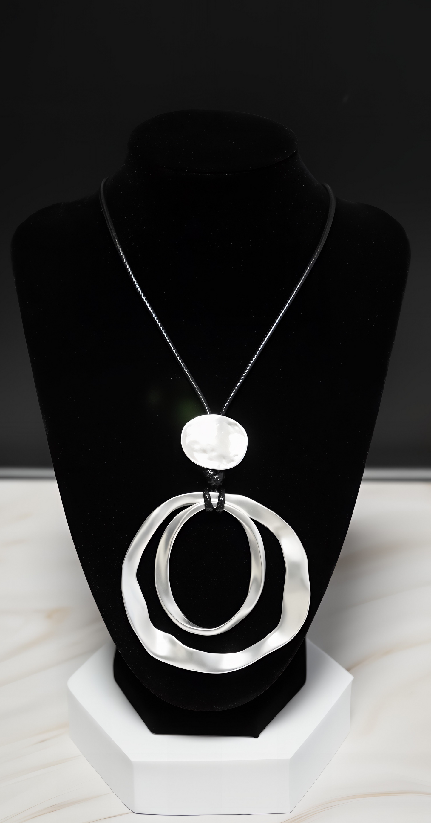 COLLANA GEOMETRICA CON PENDENTE A CERCHI
