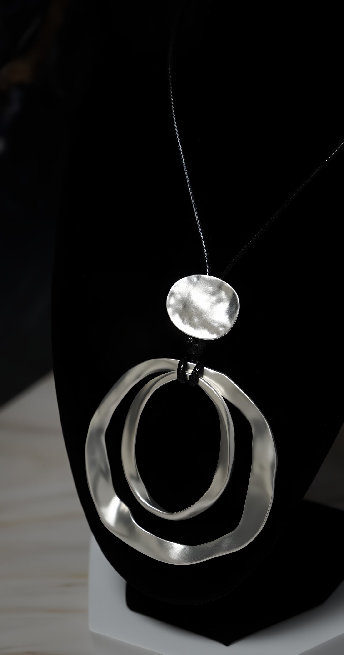 COLLANA GEOMETRICA CON PENDENTE A CERCHI