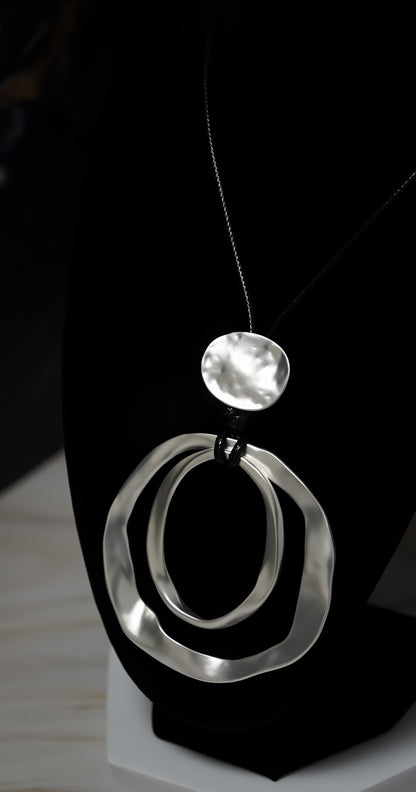 COLLANA GEOMETRICA CON PENDENTE A CERCHI